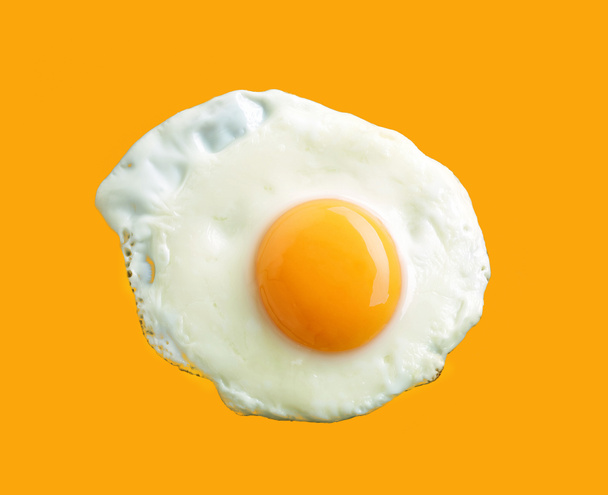 huevo frito sobre fondo amarillo
 - Foto, imagen