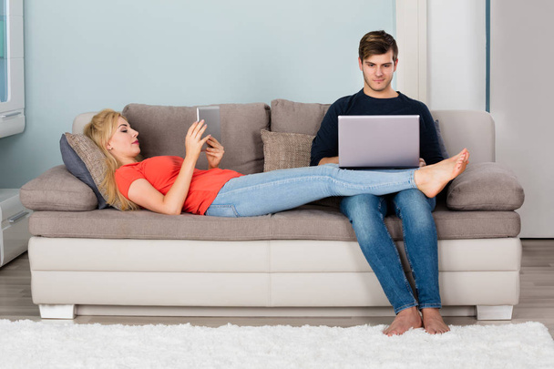 Couple Using Tablet And Laptop - Φωτογραφία, εικόνα