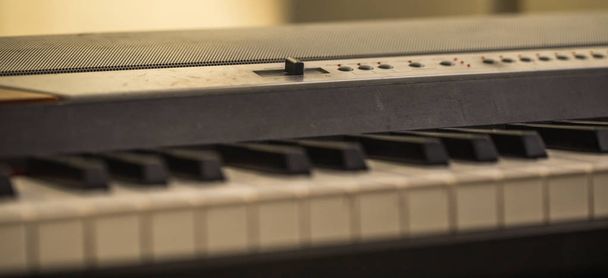 instrumento musical, teclas de piano primer plano
 - Foto, imagen