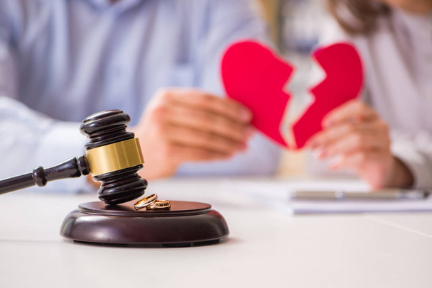Juge Gavel décider sur le divorce de mariage
 - Photo, image