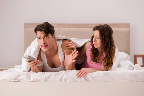 Rodinný konflikt s manželkou manžel v posteli - Fotografie, Obrázek