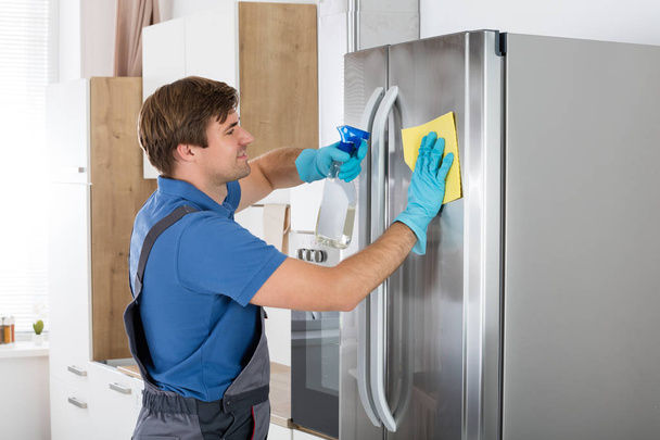 Man Cleaning Refrigerator - Fotoğraf, Görsel