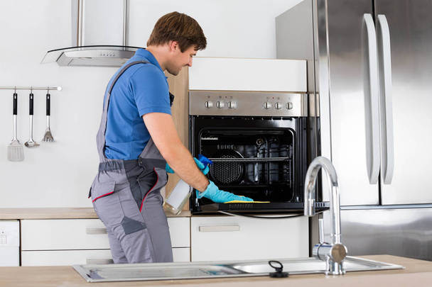 Man Cleaning Oven - Zdjęcie, obraz