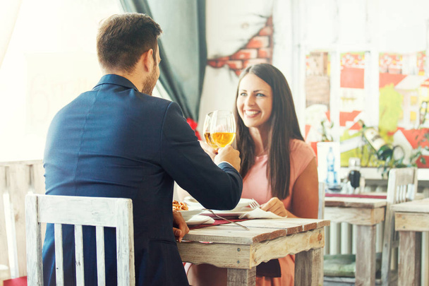 Love Couple in an Italian Restaurant - Foto, immagini