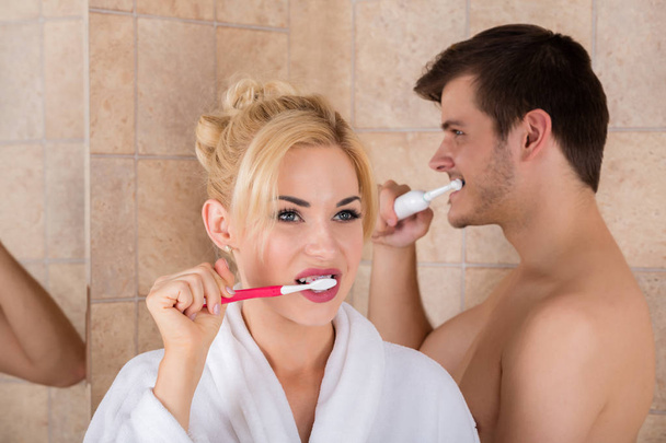 Man And Woman Brushing Teeth - Valokuva, kuva