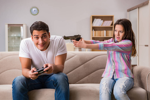 Mladá rodina trpí závislostí na počítačových hrách - Fotografie, Obrázek
