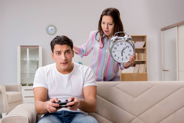 Jong gezin dat lijdt aan computerspelletjes verslaving - Foto, afbeelding