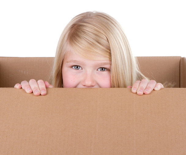 Дитина дивиться з коробки
 - Фото, зображення