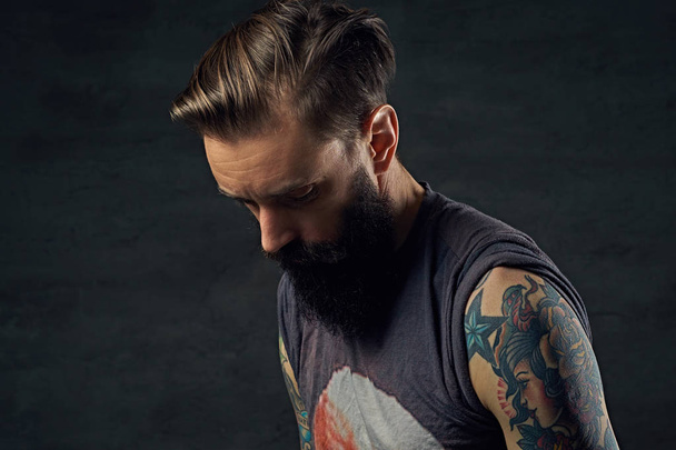 Tetovaný muž s dlouhými vlasy  - Fotografie, Obrázek