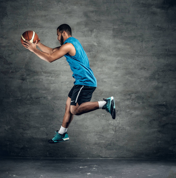 Saltar jugador de baloncesto
 - Foto, imagen