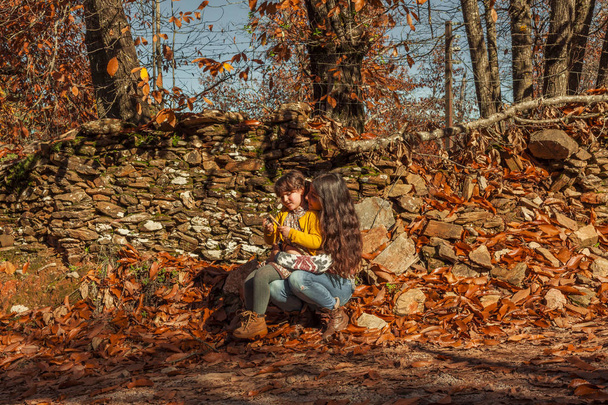 Portrait woman and girl admiring and enjoying nature. Autumn lan - Fotoğraf, Görsel