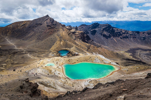 カラフルなエメラルドの湖と火山の風景、ニュージーランドの風景を見る - 写真・画像