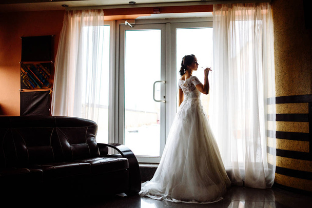 Красива наречена в білій весільній сукні
 - Фото, зображення