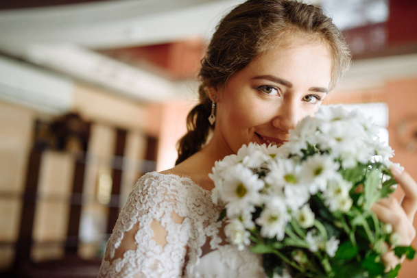 Beautiful bride in white wedding dress - Valokuva, kuva