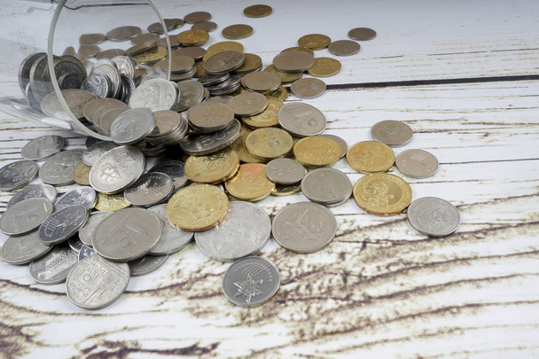 Sklenice s mincemi na dřevěné pozadí - Fotografie, Obrázek