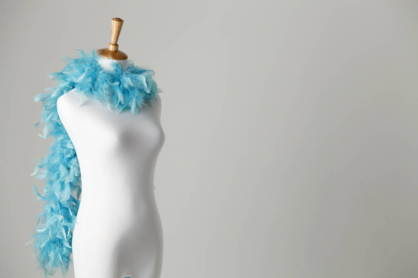 female mannequin with feathers  - Foto, Bild