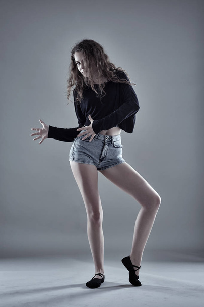 Street dancer at studio - Zdjęcie, obraz