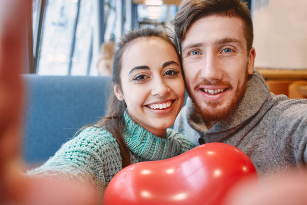 pareja enamorada haciendo selfie en San Valentín
 - Foto, Imagen