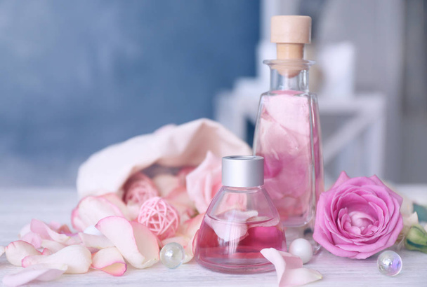 Essential oils and rose petal - Foto, Bild