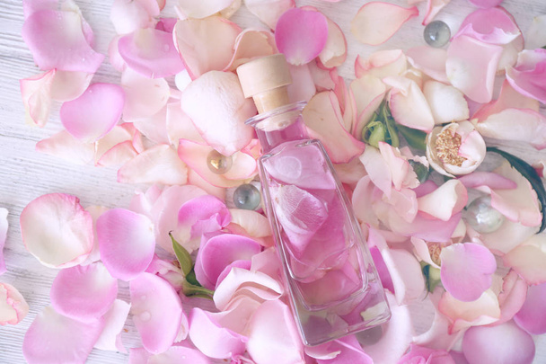 Essential oil on rose petals - Foto, afbeelding