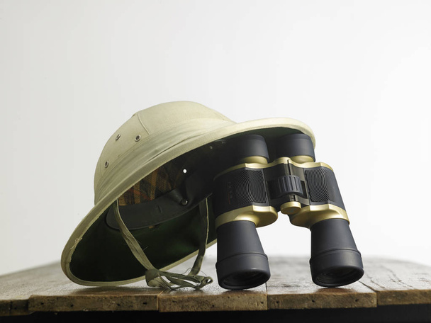 colonial hat and binoculars - Fotoğraf, Görsel