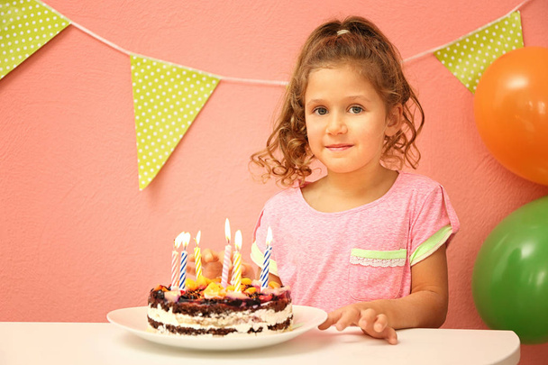 Funny little girl with birthday cake - Fotoğraf, Görsel
