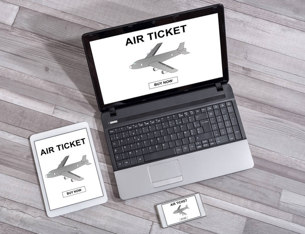 Hava bilet rezervasyon kavramı farklı cihazlarda - Fotoğraf, Görsel