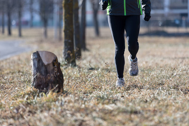 piernas de una mujer corriendo en el frío invierno
 - Foto, Imagen