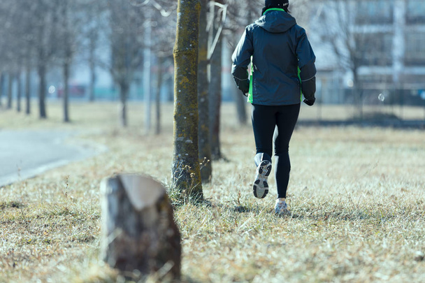 mujer corriendo en el campo en invierno u otoño
 - Foto, Imagen