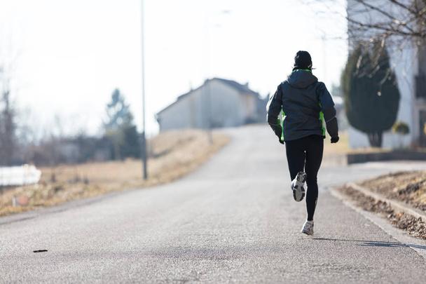 Télen hátsó nézetből futtatni nő - Fotó, kép