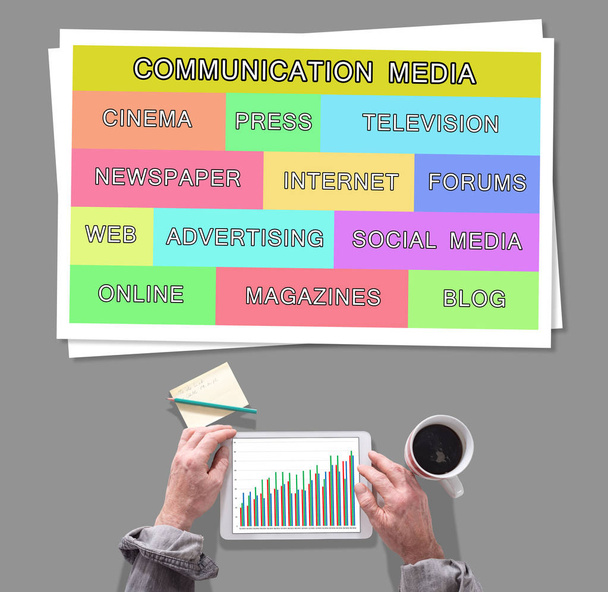 Egy asztalon elhelyezett kommunikációs média fogalma - Fotó, kép