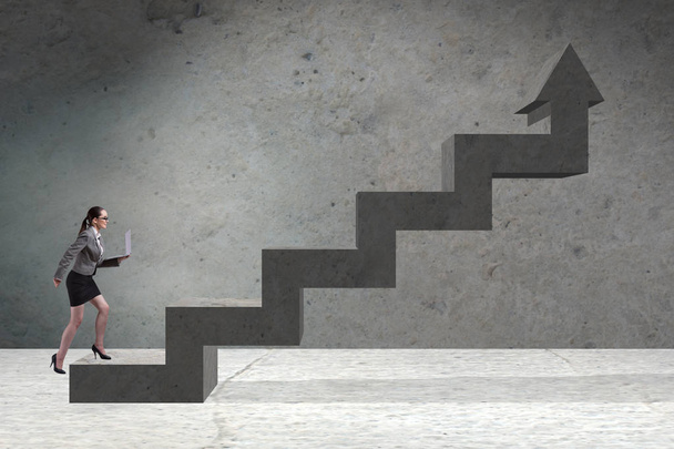 Joven empresaria escalando escalera de carrera - Foto, Imagen