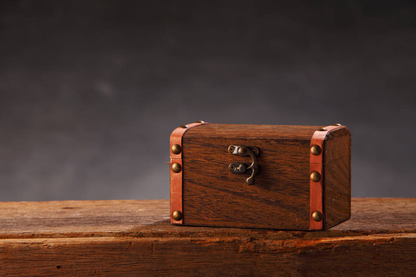 chest box on table - Valokuva, kuva