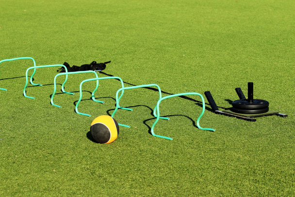 Trainingsgeräte auf einem grünen Rasenplatz - Foto, Bild