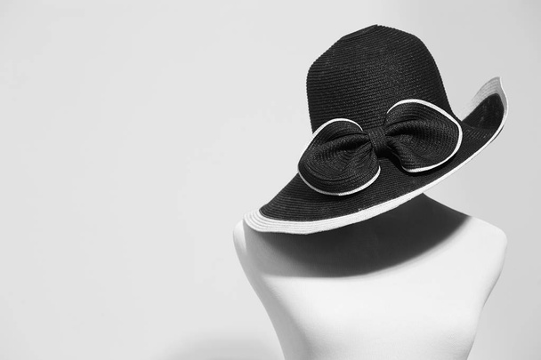 female mannequin with hat - Фото, изображение