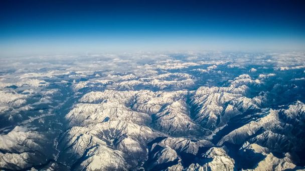 Vista aérea de los Alpes Austria e Italia, Europa. Tapas cubiertas de nieve de las montañas, lagos de montaña, pueblos
.  - Foto, Imagen