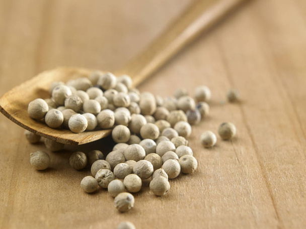 white peppercorns in spoon - Zdjęcie, obraz