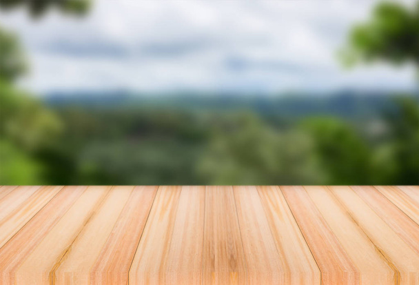 Dřevo stolu na světlo rozostření pozadí stromu, lze použít pro reklamu. - Fotografie, Obrázek