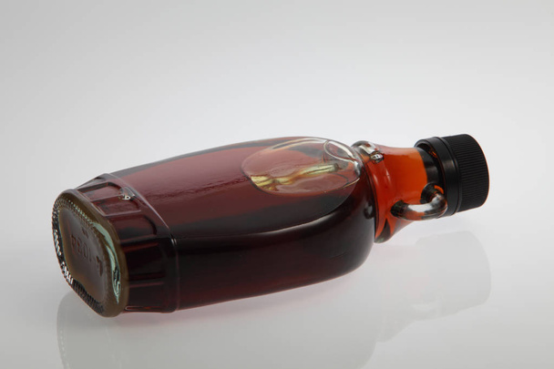 maple syrup in bottle - Fotoğraf, Görsel