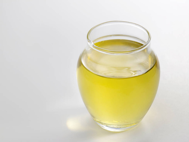 olive oil in jar - Foto, afbeelding