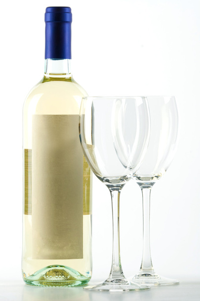 Bouteille de vin blanc et verres vides
 - Photo, image