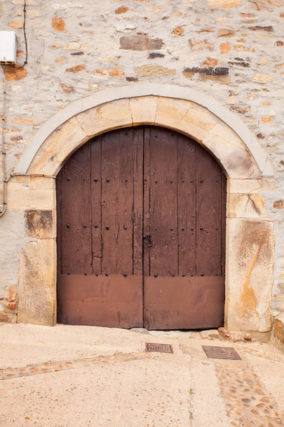 Puerta vieja de una casa española
 - Foto, Imagen