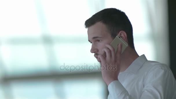 relaxed young businessman speaking on smart phone - Materiał filmowy, wideo