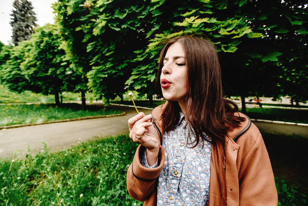 hipster girl holding dandelion - Valokuva, kuva