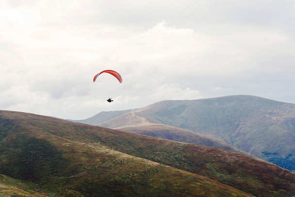 парашутний скідайвер літає в хмарах
 - Фото, зображення