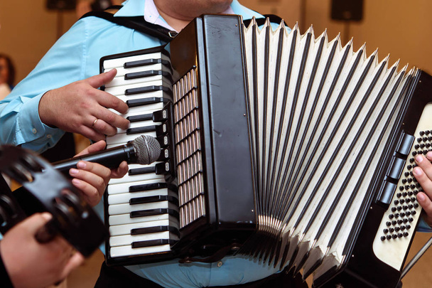 Gelukkig accordeon musicus spelen - Foto, afbeelding