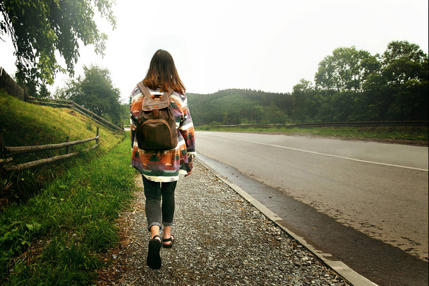 жінка мандрівник з рюкзаком
 - Фото, зображення