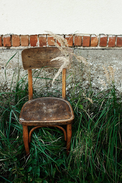 古い木の椅子や草 - 写真・画像