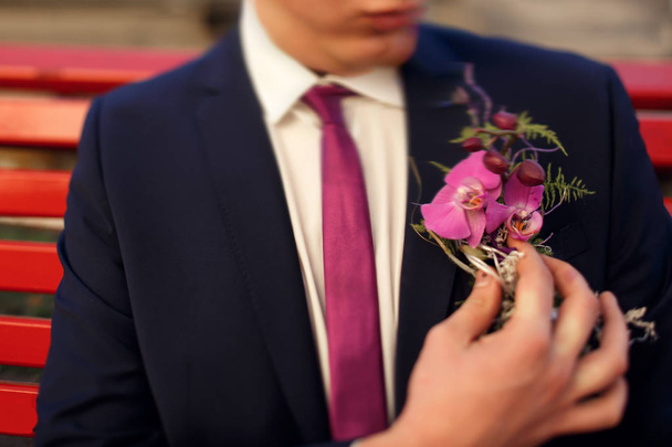 ongewone violet boutonnieres met orchideeën  - Foto, afbeelding