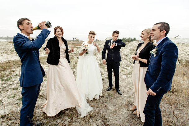 bruid en bruidegom met groomsmen en bruidsmeisjes - Foto, afbeelding